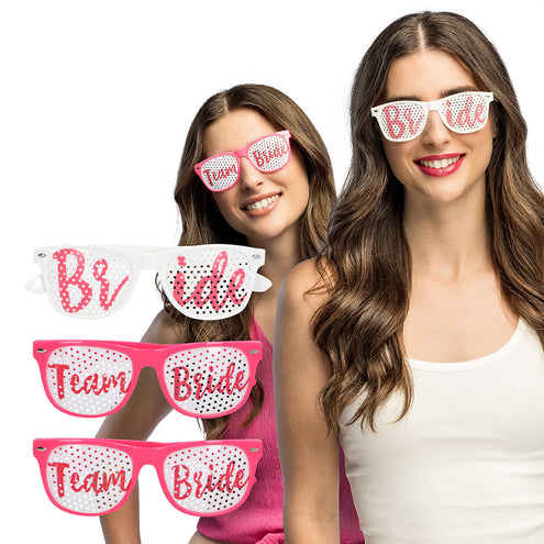 Bride to be partybrillen set van 3, witte Bride-bril en twee roze Team Bride-brillen, gedragen op een vrijgezellenfeest