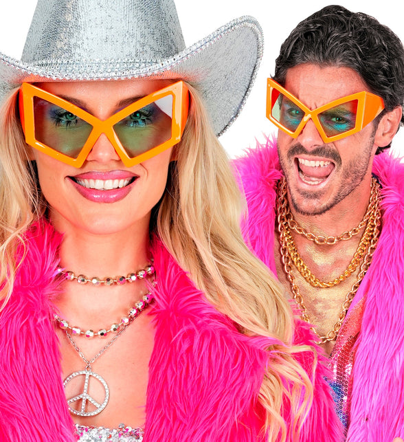 Bril oversized neon oranje gedragen door dame en heer met felle oogschaduw op een neonfeest