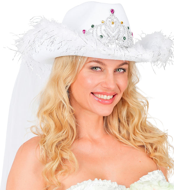Bruidshoed op model: witte cowboyvorm met glansdraadjes, steentjes in het kroontje en sluier