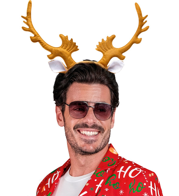 Bruin rendiergewei op het hoofd van een man, takken wijzen rechtop naar buiten