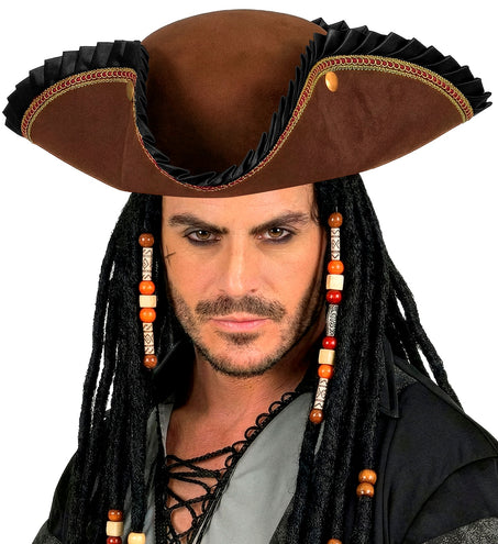 Bruine driekantige hoed gedragen bij een piratenlook met donkere dreadlocks