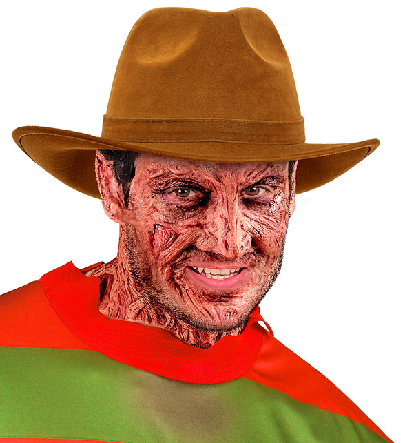 Bruine fedorahoed op een horrorlook met gestreepte trui en gehavende schmink, Halloween