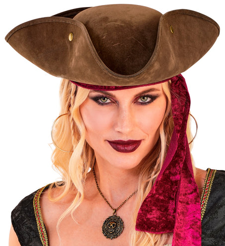 Bruine tricorn hoed gedragen door een vrouw in een piratenlook voor Halloween