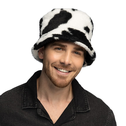 Bucket hat koe van pluche op een man, met de rand rondom schuin naar beneden