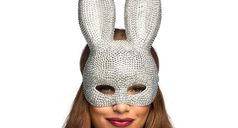 Bunny halfmasker met strass in zilver, gedragen door vrouw met lange konijnenoren, voor gemaskerd bal