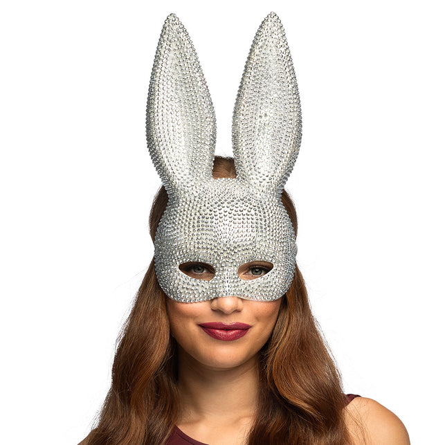 Bunny halfmasker met strass in zilver, gedragen door vrouw met lange konijnenoren, voor gemaskerd bal