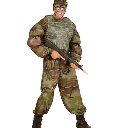 Camouflage vest in groen en bruin, gedragen bij een legerbroek voor een soldatenlook