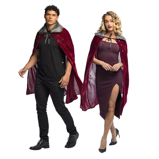 Cape Crimson in bordeaux met grijze harige kraag en zwart strikkoord bij dame en heer