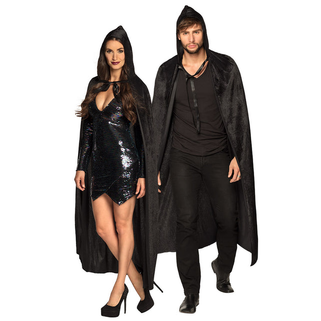 Cape Darkness, lange zwarte cape met kap, gedragen door een dame en een heer voor Halloween