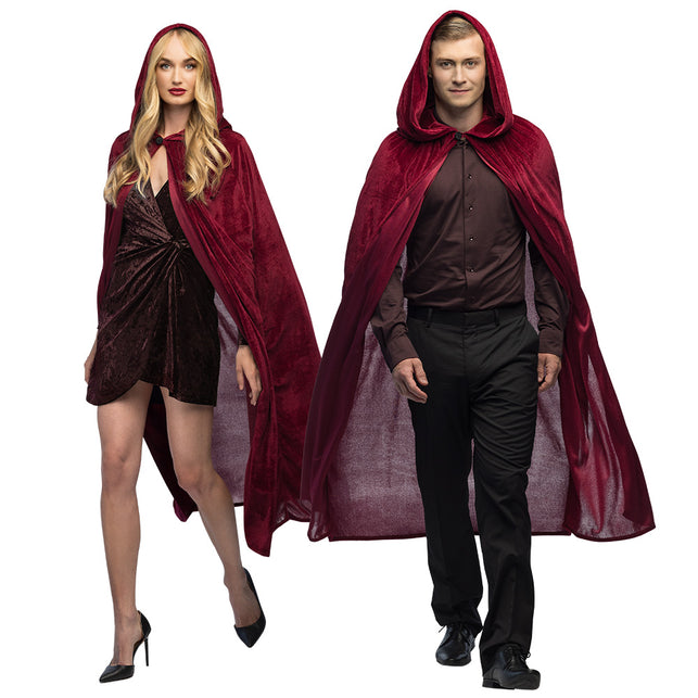 Cape Dawn bordeaux, lange wijnrode velourscape met kap, gedragen door dame en heer