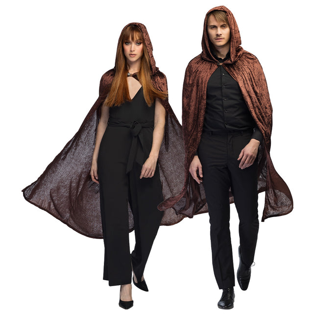 Cape Dawn bruin met puntkap, gedragen door dames en heren over zwarte kleding voor Halloween