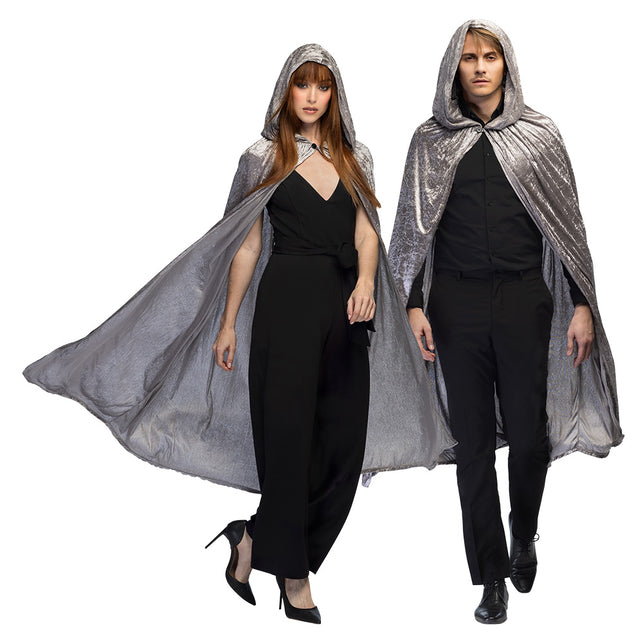 Cape Dawn grijs met kap, gedragen door dame en heer over zwarte kleding voor Halloween