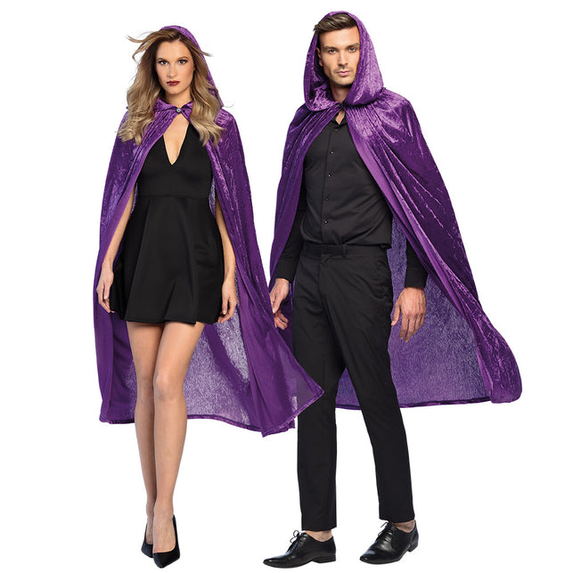 Cape Dawn paars met opstaande capuchon, gedragen door dame en heer over zwarte kleding voor Halloween