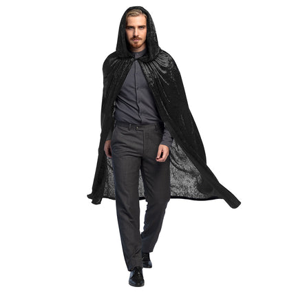 Cape Dawn zwart met opstaande kap, gedragen over grijze kleding, voor Halloween