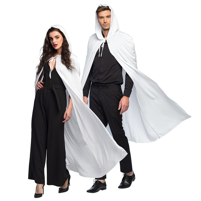 Cape Dusk wit, lange witte cape met kap, gedragen door een vrouw en man over zwarte kleding