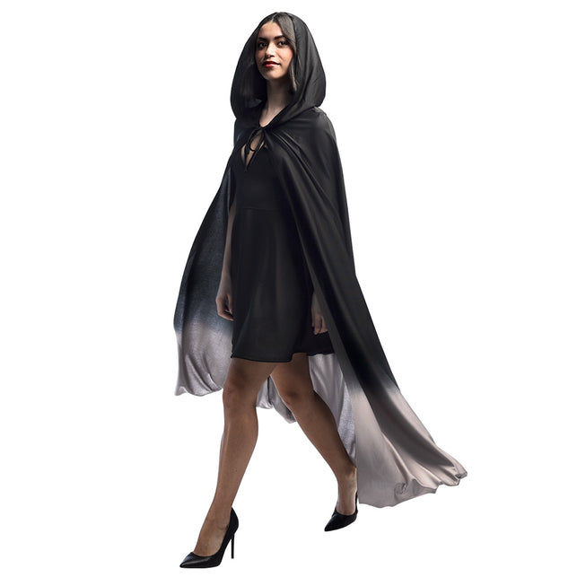 Cape Fade zwart/grijs bij dames, kap op en grijze zoom die uitwaait tijdens het lopen