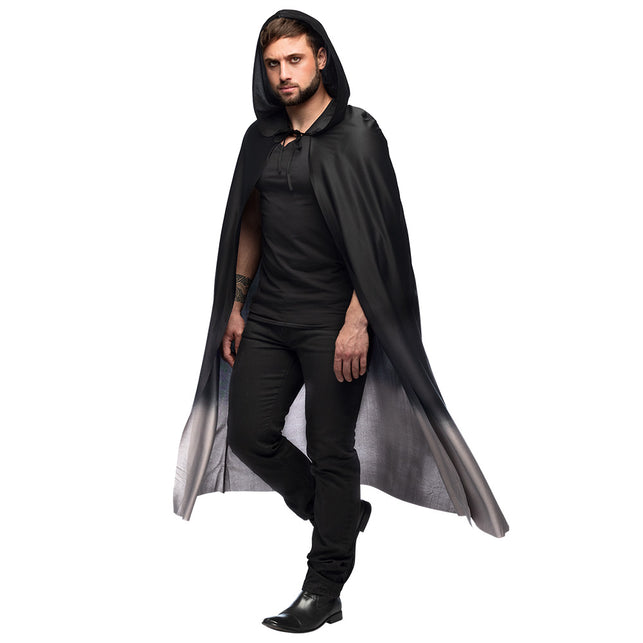 Cape Fade zwart/grijs bij heren over zwart shirt en zwarte broek, met koordsluiting aan de hals