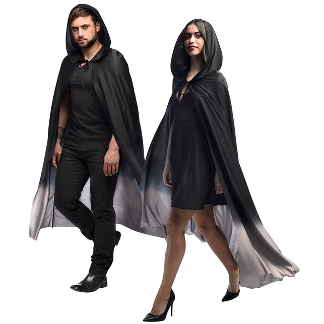 Cape Fade zwart/grijs met kap, gedragen door een man en een vrouw bij een Halloween-outfit