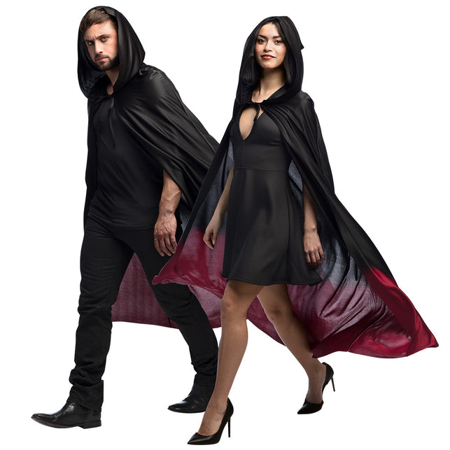 Cape Fade zwart/rood met kap, gedragen door dame en heer met rode zoom in beweging