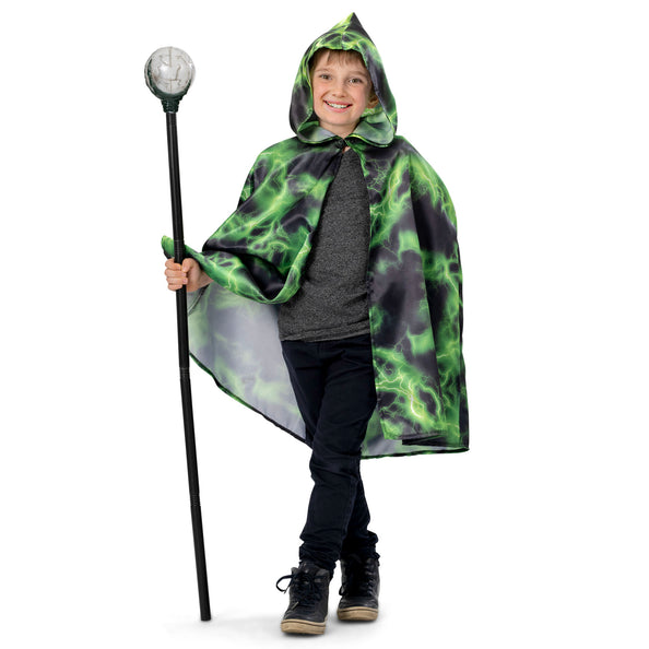 Cape met kap Carlos met groene bliksemprint, gedragen door een jongen met opgezette kap