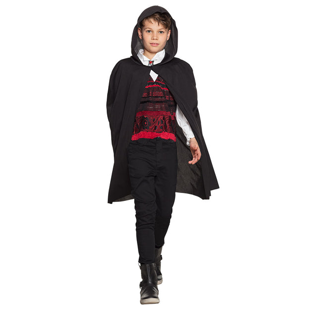 Cape kind Dusk, zwarte kindercape met vaste kap over zwarte broek en wit hemd, voor Halloween