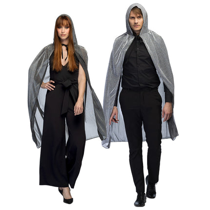 Cape Night sky zilver met capuchon, gedragen door dame en heer over zwarte kleding voor Halloween
