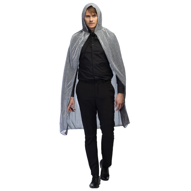 Cape Night sky zilver bij heren, open gedragen over zwart hemd met zwart halslint