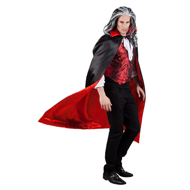 Cape Sundown deluxe met zwarte buitenzijde en rode binnenvoering, gedragen over zwarte broek