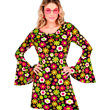 Close-up van de 70s jurk flowers met drapé-hals en fluorroze, groene en oranje bloemen op zwart