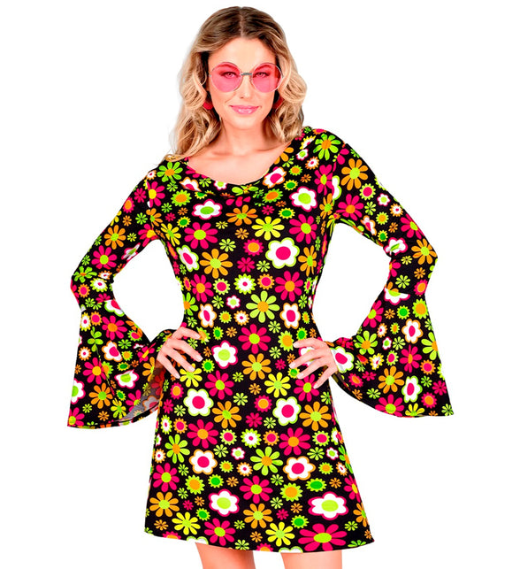 Close-up van de 70s jurk flowers met drapé-hals en fluorroze, groene en oranje bloemen op zwart