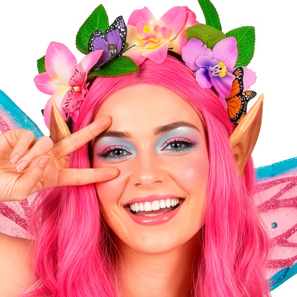 Close-up bloemenkrans met paarse vlinder en gele bloemhartjes bij feeënlook