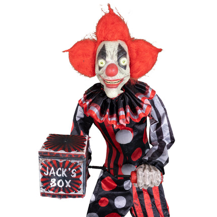 Close-up van de clownskop met witte schmink, zwarte ruiten om gele ogen en rode neus