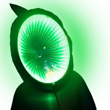 Close-up van het groene LED-gezicht van het halloween spook in de donkere kap