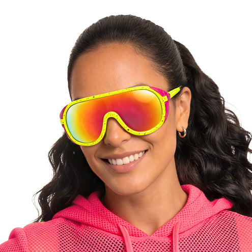 Close-up van de partybril Rave runner UV met spiegelglas in regenboogglans en roze zijkap naast het oor