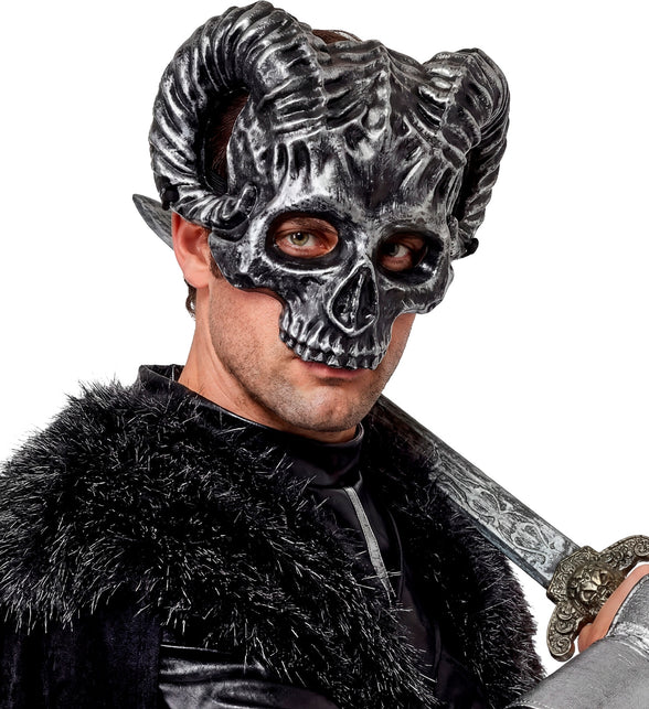 Close-up schedel masker ram: grijnzend gebit en gedraaide ramshoorns in zilvergrijs