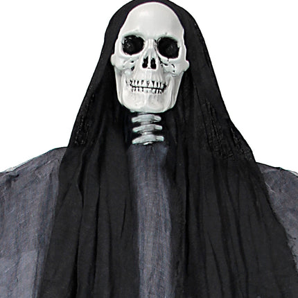 Close-up van witte schedel met halswervels onder zwarte kap van de grim reaper hangdecoratie