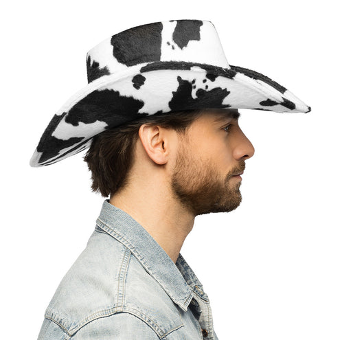 Cowboyhoed Cowchella in zijaanzicht met brede rand vol koeienvlekken, gedragen door een man