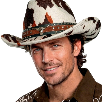 Cowboyhoed koeienprint op heer, studband met longhorn-embleem zichtbaar