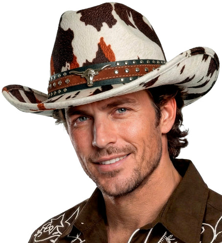 Cowboyhoed koeienprint op heer, studband met longhorn-embleem zichtbaar