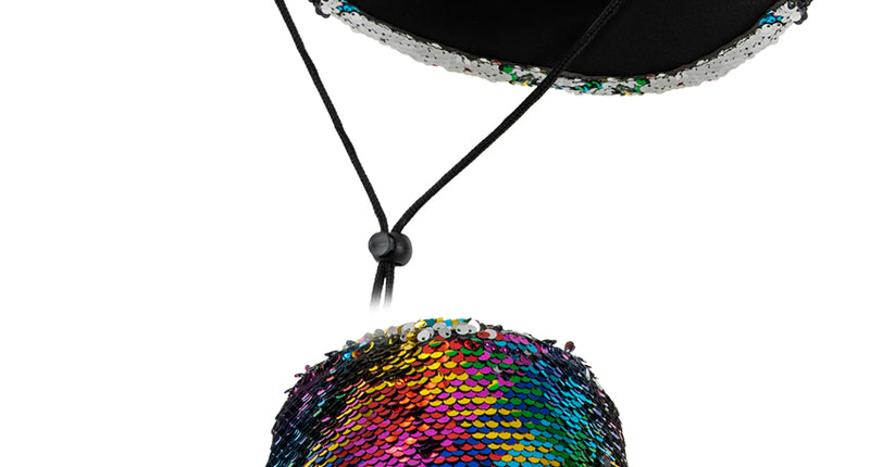 Cowboyhoed rainbow pailletten van boven en van voren, met zwart koord en zilveren onderrand