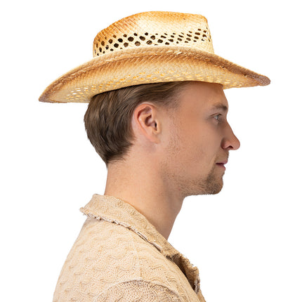 Cowboyhoed Sunville naturel van gevlochten papier, van opzij gedragen door een man, met bruin getinte rand