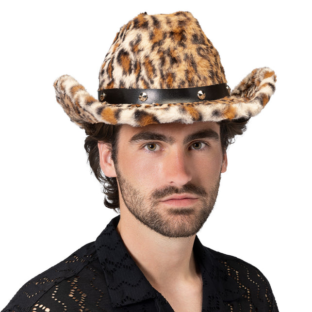 Cowboyhoed Wild leopard recht van voren, met opgekrulde zijranden en metalen studs op de zwarte band
