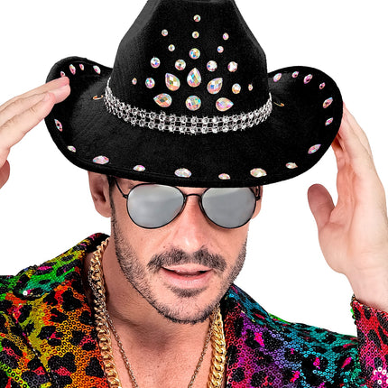 Cowboyhoed zwart met diamanten Sem bij een heer met spiegelbril, vooraanzicht van de stenen