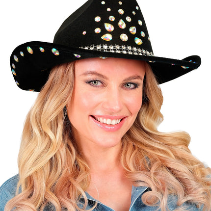 Cowboyhoed zwart met diamanten Sem op lang blond haar bij een spijkerblouse in countrylook