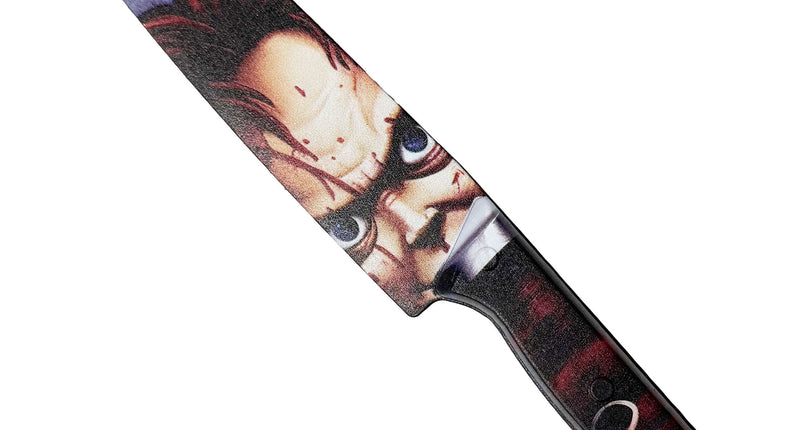 Creepy nepmes Halloween wapen met bebloed poppengezicht op het lemmet en zwart-rode greep