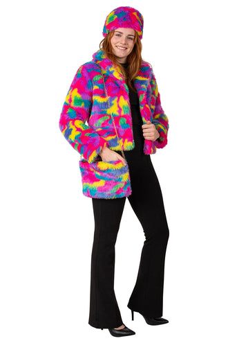 Dame draagt tasje pluche regenboog camouflage schuin over zwarte outfit op een themafeest