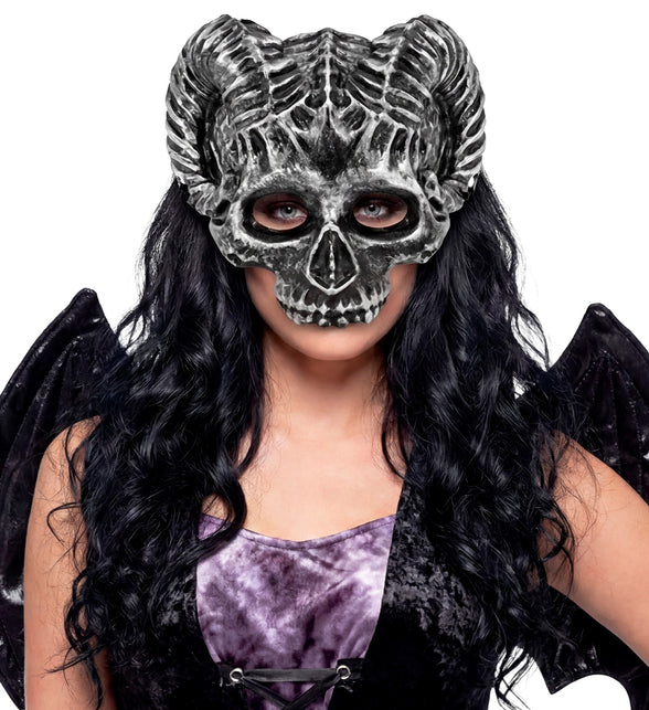 Dame met schedel masker ram en zwarte pruik voor een griezelfeest
