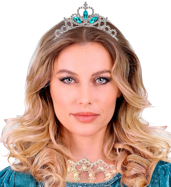 Dame met tiara strass met blauw edelstenen in het haar bij een themafeest rond koningen en adel