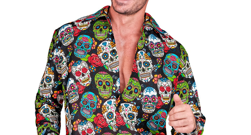 Day of the dead shirt Skully zwart met kleurrijke sugar skulls en rozen, gedragen door een man op Halloween