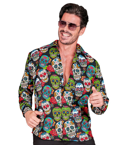 Day of the dead shirt Skully zwart met kleurrijke sugar skulls en rozen, gedragen door een man op Halloween